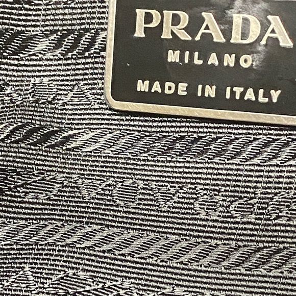 Prada White Tote Bag with Sleek Design - Picture 7 of 12